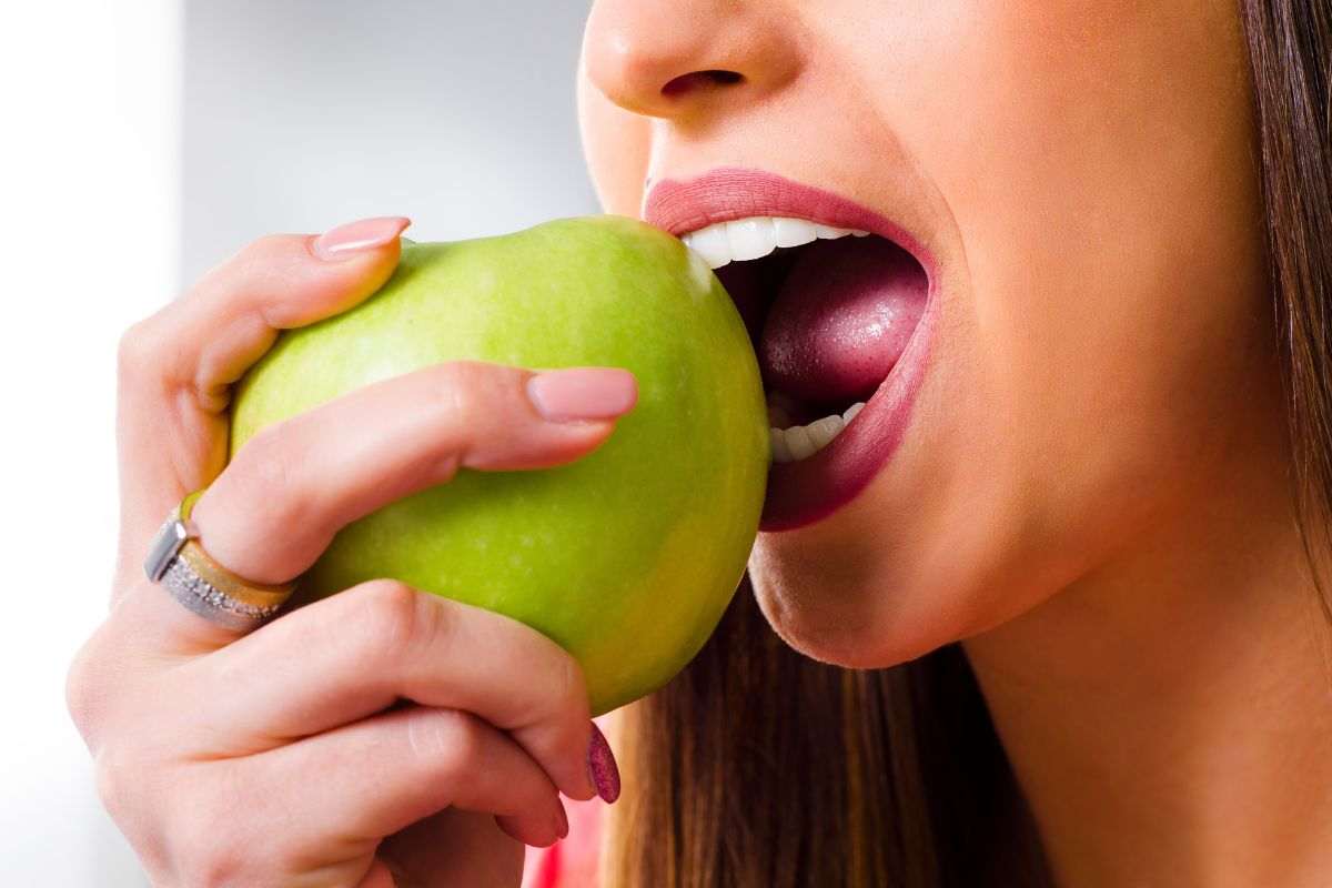 8 alimenti che aiutano a mantenere perfetti i tuoi denti