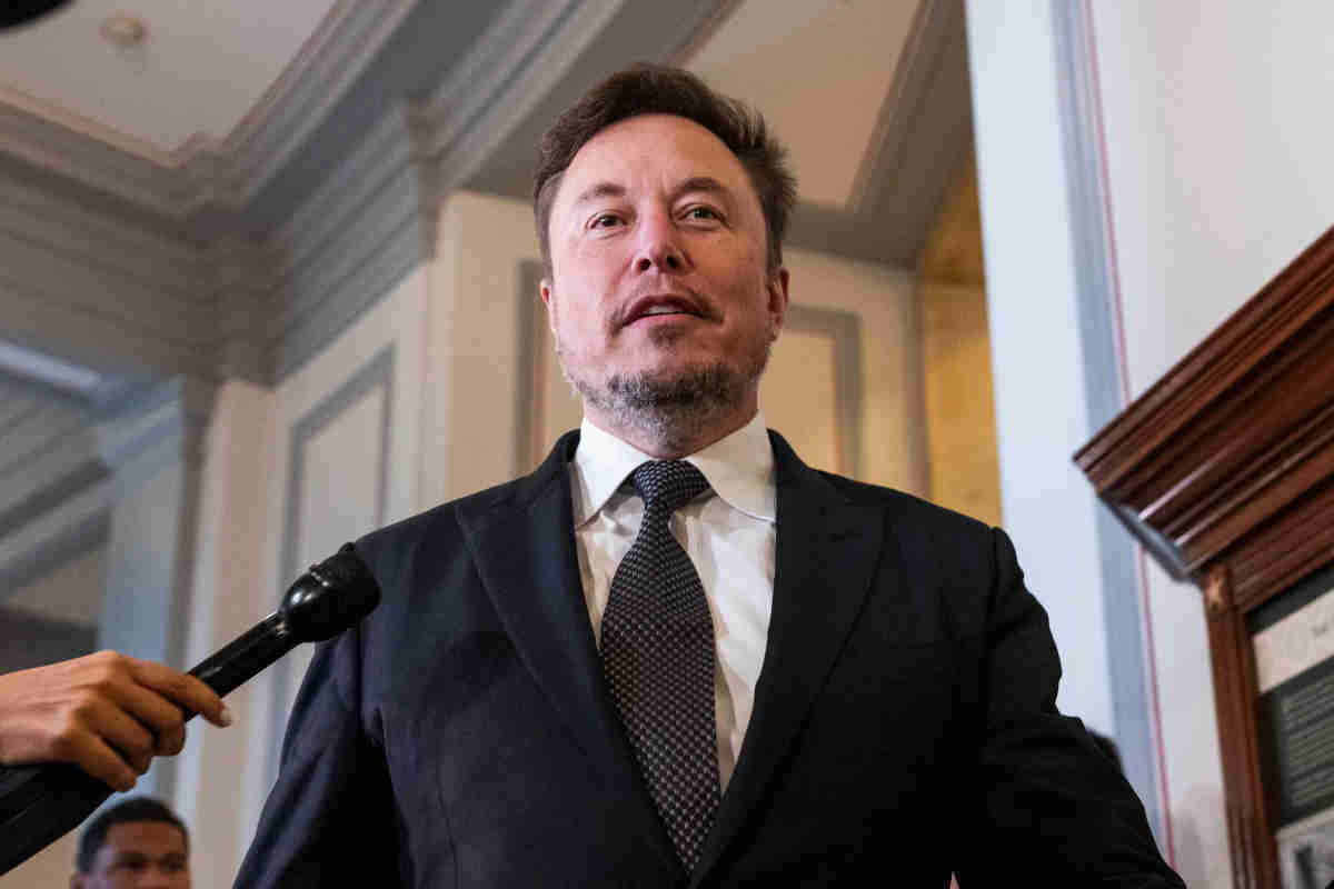 Elon Musk fiori roma