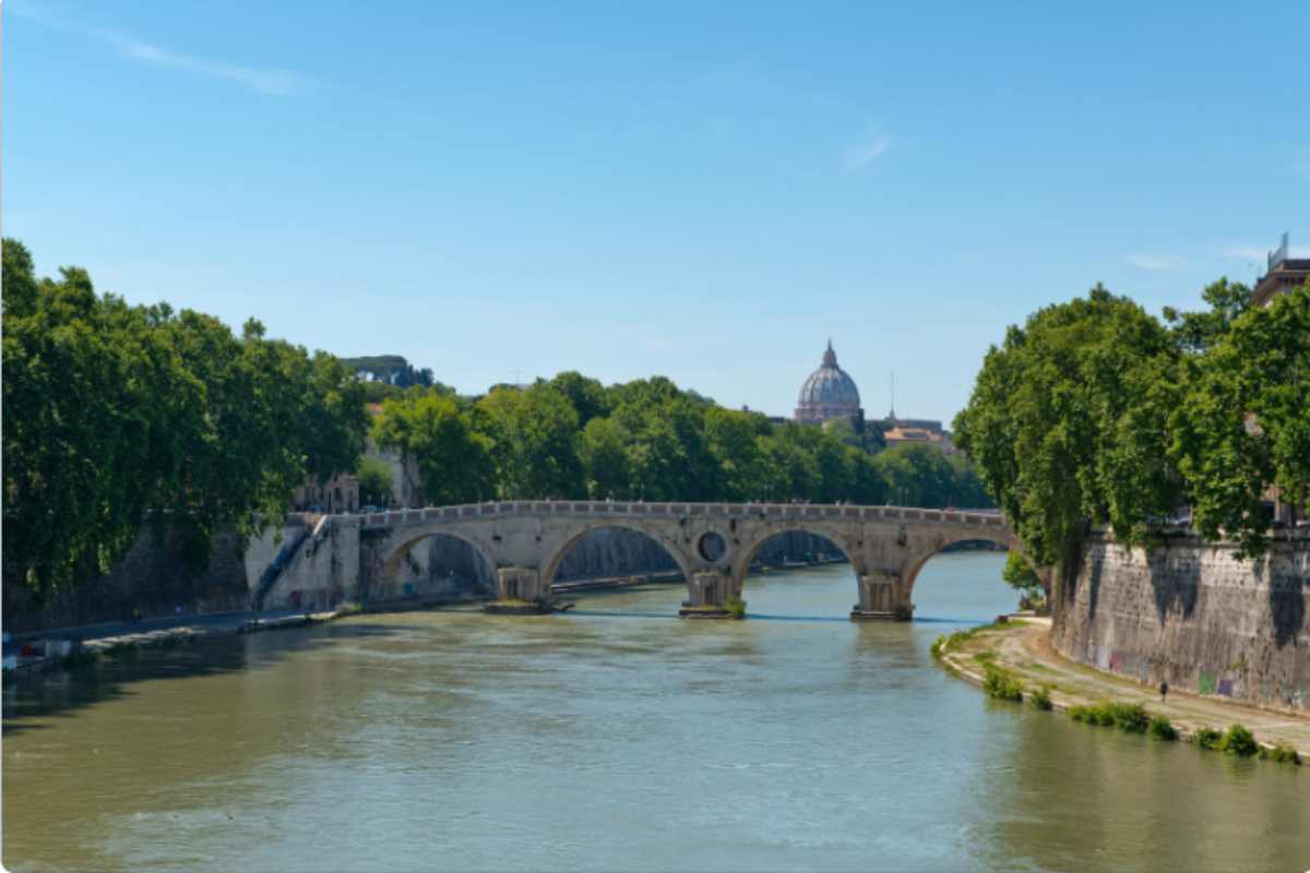 Le acque del Tevere sono verdi