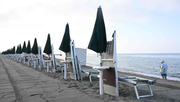 Mareggiata Ostia stabilimenti balneari